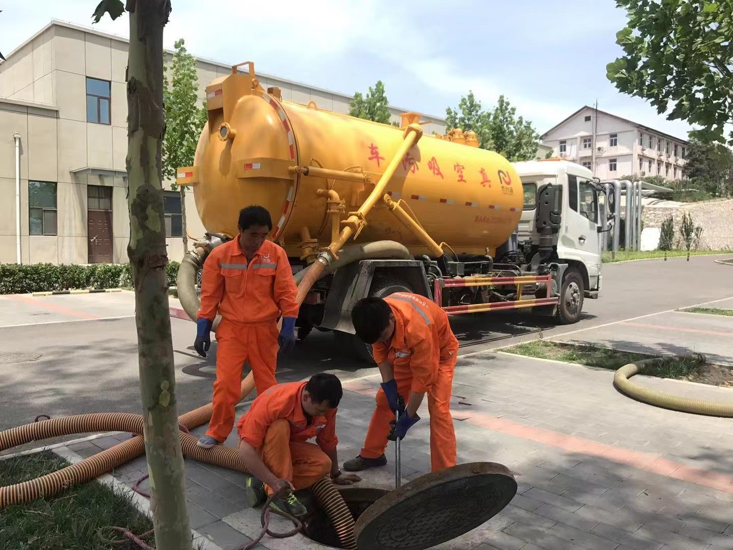 綦江管道疏通车停在窨井附近