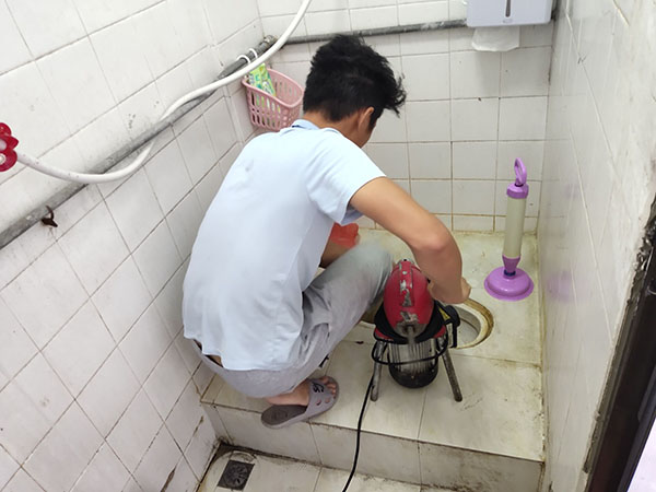 綦江管道堵塞冒臭气 专业师傅现场解决问题