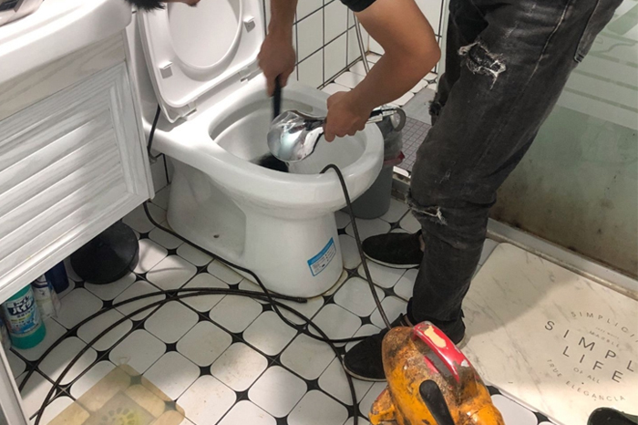 綦江马桶堵塞自己疏通还是找师傅?专业上门服务让你省时更省心